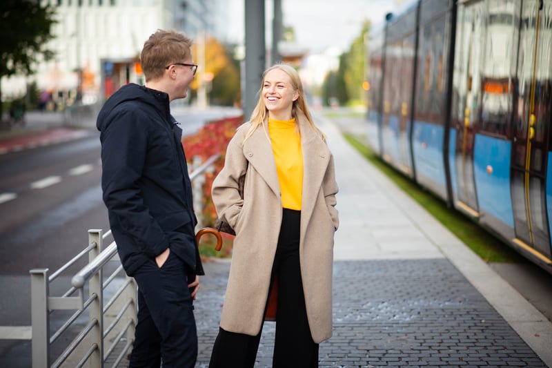 En man och kvinna pratar på tågstation