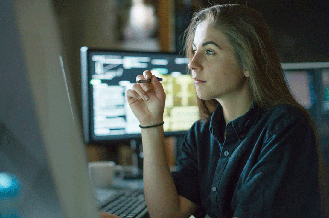 Kvinna vid dator